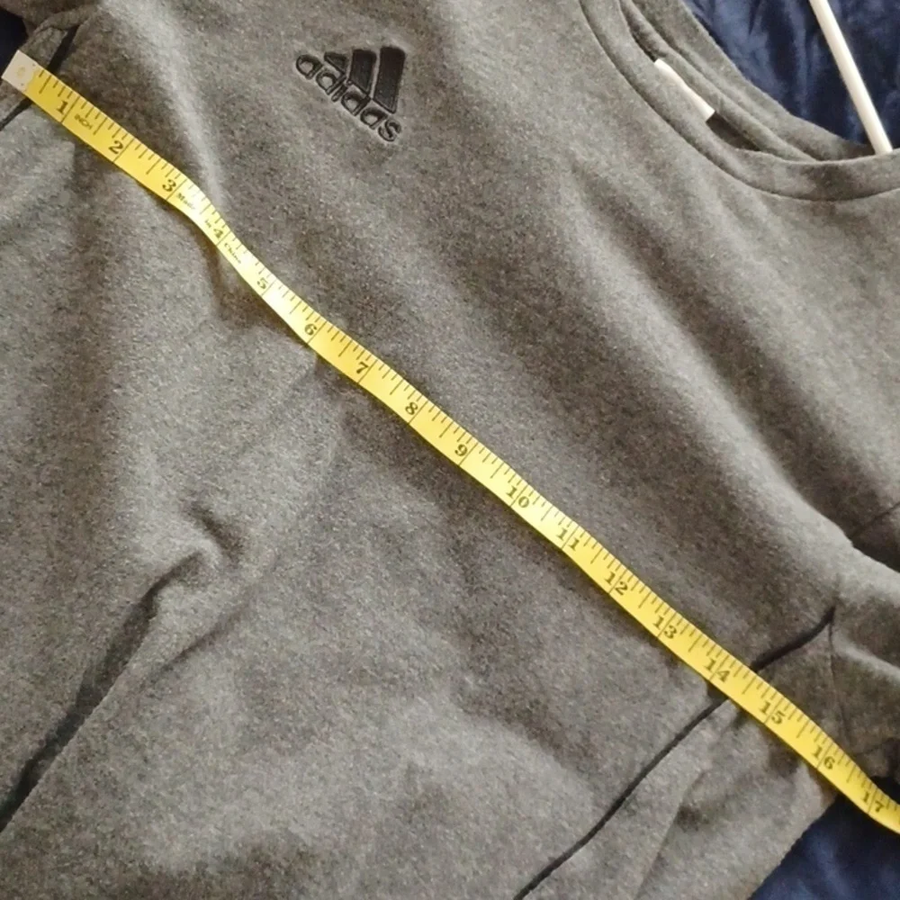 -- Adidas Men's Gray T-Shirt Size Small Casual
